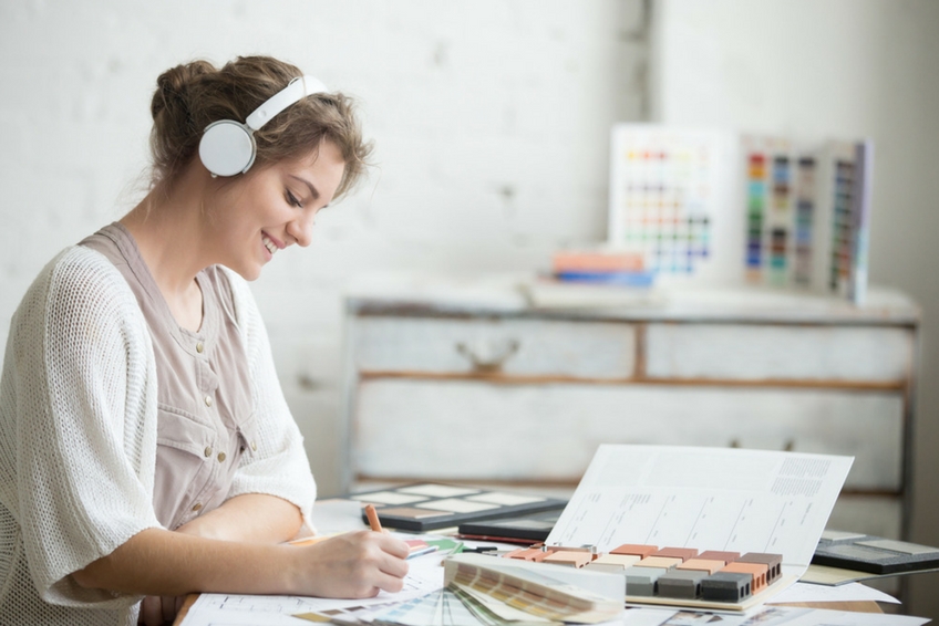 Lavorare con la musica: più produttività o concentrazione minore?
